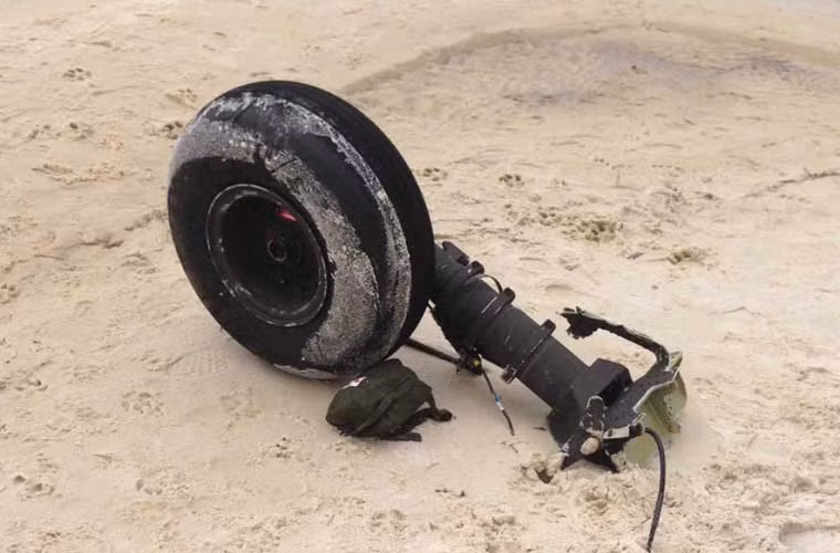 Một trong những mảnh vỡ (bánh đáp) của trực thăng xấu số UH-60 Hải quân Mỹ bị rơi trên biển, cách đất liền 80km, thành phố Navarre, bang Florida.