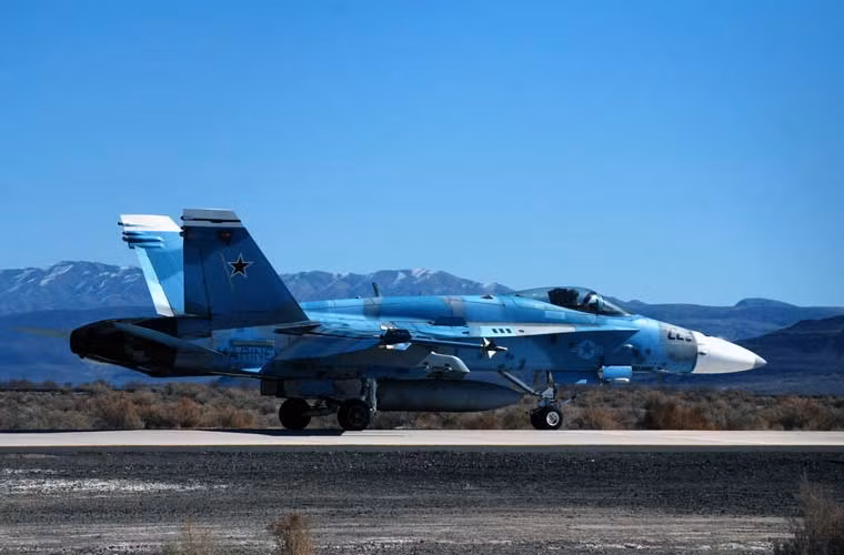 Đây có lẽ là bức ảnh quân sự ấn tượng nhất tuần qua – chiếc tiêm kích F/A-18C của Hải quân Mỹ được “mặc áo” ngụy trang giống với tiêm kích Su-27 của Không quân Nga. Đây là một trong những máy bay dùng để đóng giả tiêm kích Nga cho hoạt động huấn luyện chiến đấu của phi công Mỹ.