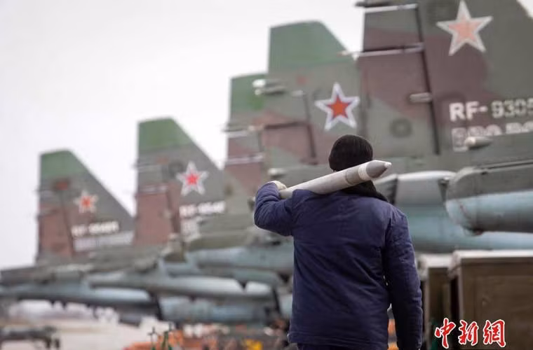 Điệu bộ thong thả vác quả đạn rocket của một thợ kỹ thuật Không quân Nga có thể coi là bức ảnh quân sự hài hước nhất tuần qua.