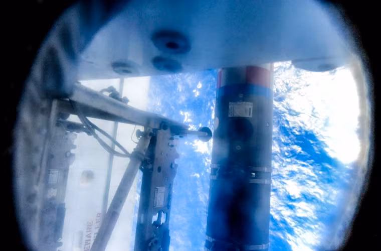 Khoảnh khắc quả ngư lôi Mk54 324mm rời giá treo trên máy bay tuần tra chống ngầm P-3C Orion.