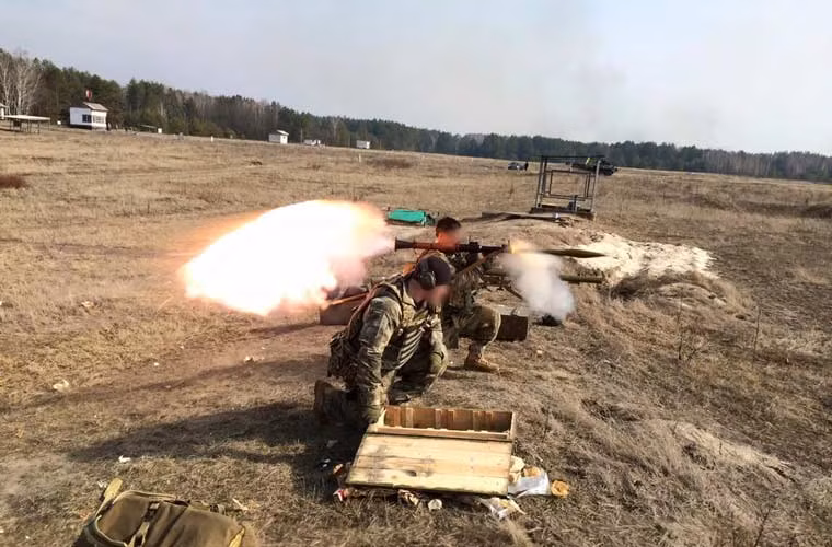 Khoảnh khắc quầng lửa phụt ra từ đuôi súng chống tăng RPG-7 (Việt Nam gọi là B41) để đẩy quả đạn đi. Bức ảnh chụp tại trại huấn luyện của Quân đội Ukraine.