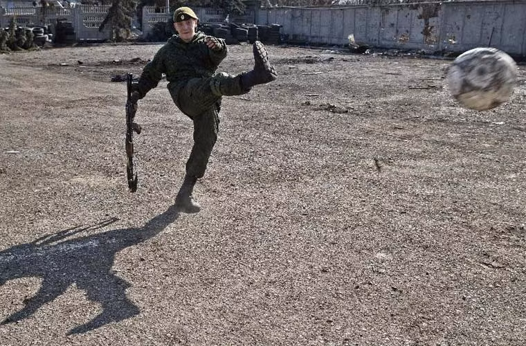 Lính ly khai miền đông Ukraine đang đá quả bóng về phía trước – phút thư giãn hiếm hoi của người lính này tại ngôi làng ở Donetsk.