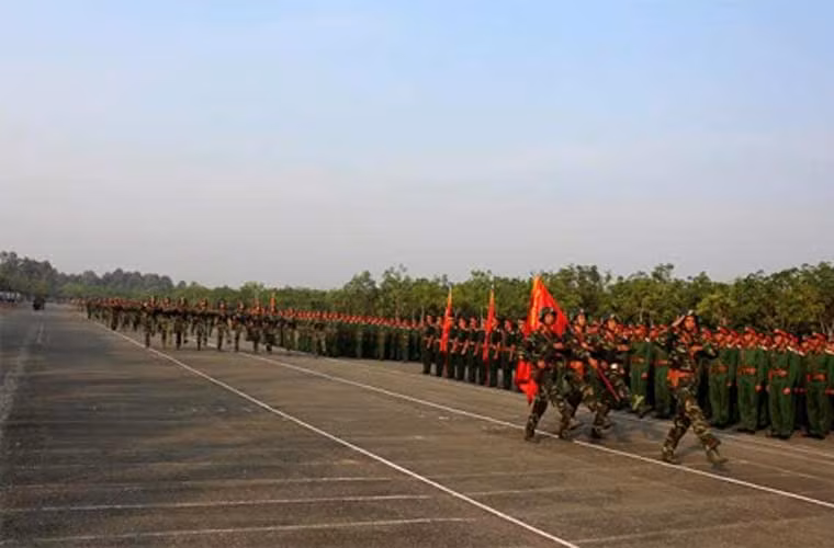 Đây là ảnh quân sự Việt Nam đáng nhớ nhất tuần qua – hình ảnh các khối chiến sĩ thực hiện đi đều trong buổi kiểm tra của Trung tướng Nguyễn Quốc Khánh, Phó Tổng tham mưu trưởng QĐND Việt Nam, Trưởng tiểu ban chỉ đạo diễu binh, diễu hành cấp Nhà nước và đoàn công tác Bộ Tổng tham mưu. Các đơn vị trong toàn quân đang huấn luyện diễu binh, duyệt binh chuẩn bị Lễ kỷ niệm 40 năm Ngày giải phóng hoàn toàn miền Nam, thống nhất đất nước (30-4-1975 /30-4-2015) tại thao trường Sư đoàn 9, Quân đoàn 4.