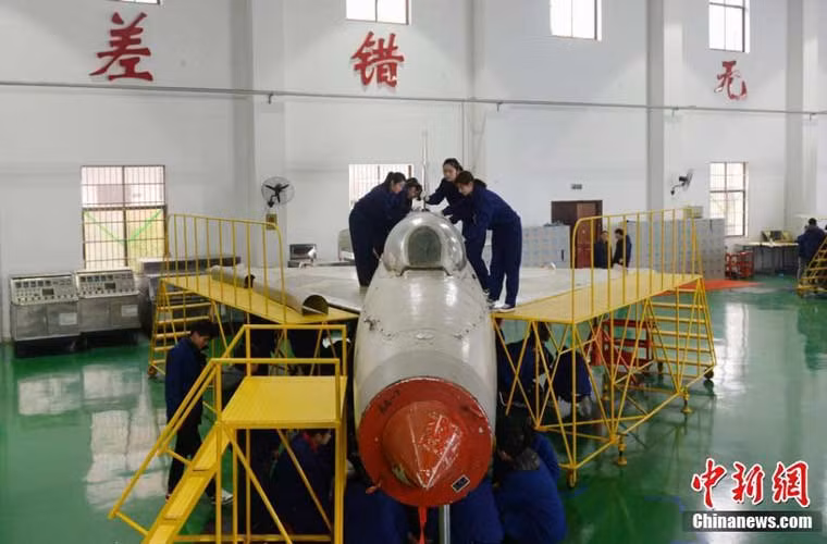 Trong vài năm gần đây, Trung Quốc ngày càng tăng cường đưa nữ giới vào tham gia lực lượng vũ trang, gồm cả đơn vị chiến lược, đặc biệt. Trong ảnh, các học viên nữ đang học tập sửa chữa máy bay chiến đấu tại một trường đại học của Trung Quốc.