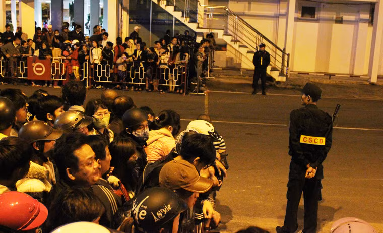  Dù lượng người rất đông đứng chờ suốt nhiều giờ dưới thời tiết lạnh lẽo nhưng ai cũng trật tự, đón chờ xe chở ông Thanh từ sân bay ra trong sự thương yêu vô bờ... 