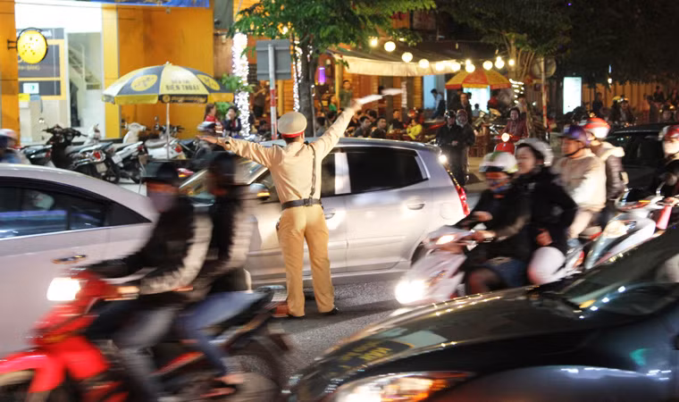  Dọc tuyến đường từ sân bay về bệnh viện, có rất đông người dân đứng 2 bên đường chờ đón đoàn xe đưa ông Nguyễn Bá Thanh đi qua... Lực lượng CSGT giữa đêm khuya vẫn phải làm việc tất bậc vì lượng người quá lớn. 