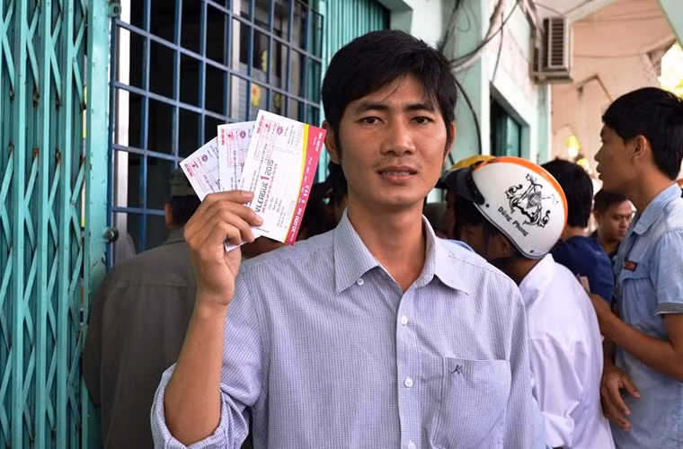 ...vỡ òa hạnh phúc và "khoe" những chiếc vé sở hữu được.