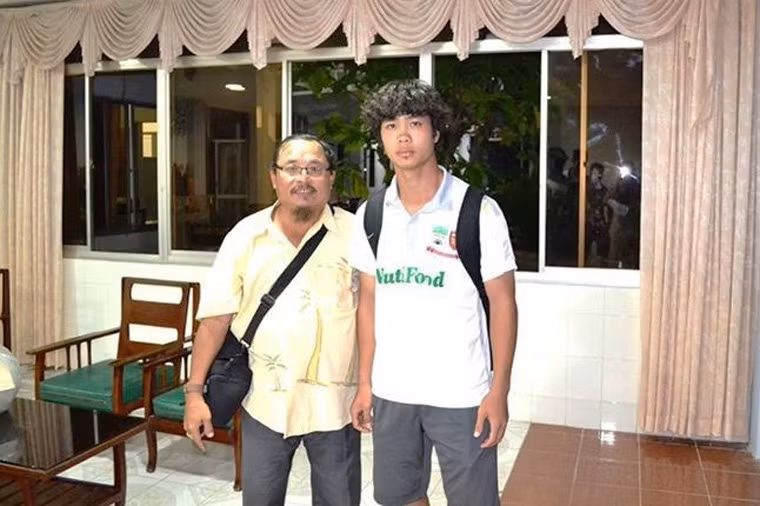 Một CĐV của Đồng Tâm Long An chụp hình cùng cầu thủ Công Phượng.