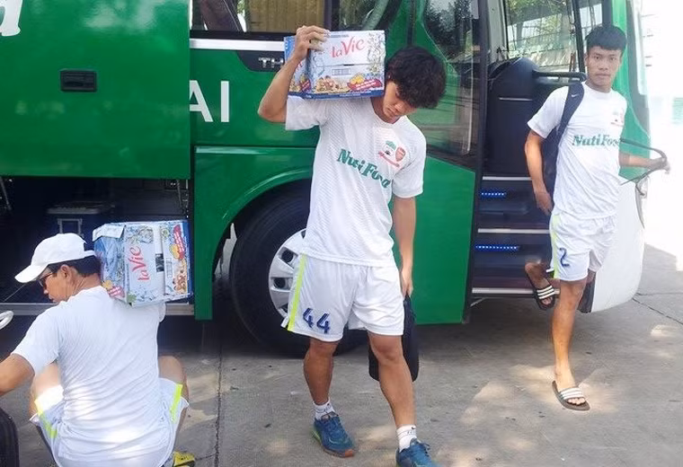  "Siêu sao" Công Phượng (HAGL) bị đồng đội "đì" vác thùng nước suối vào sân tập.