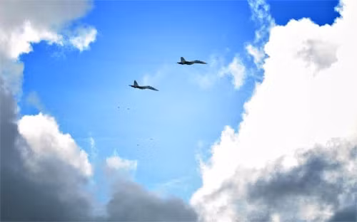 Chien dau co Su-30MK2 nem bom trong dien tap o QK9