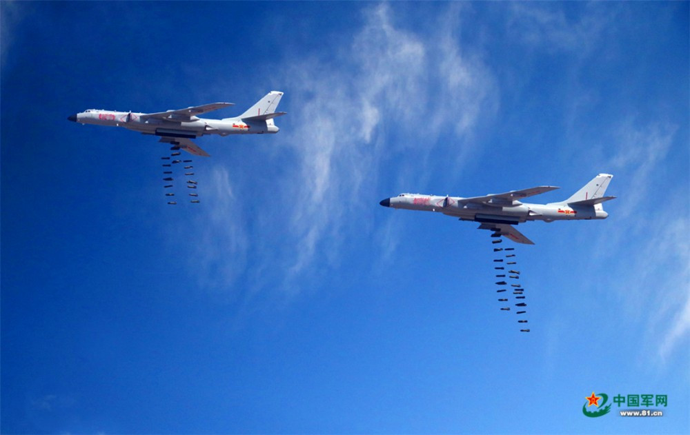 Theo thông báo của Bộ Quốc phòng Nga, cuộc tập trận Center-2019 có sự tham gia của quân đội của 7 nước, bao gồm: Trung Quốc, Pakistan, Kyrgyzstan, Ấn Độ, Kazakhstan, Tajikistan và Uzebekistan. Trong ảnh là cảnh máy bay ném bom chiến lược H-6K bắn phá các mục tiêu giả định. Nguồn ảnh: livejournal.