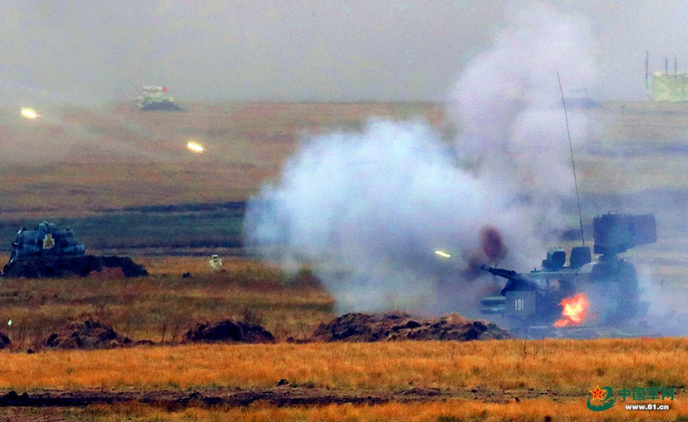 Hệ thống phòng không 2K22 Tunguska của Nga gây nhiều chú ý tại tập trận lần này. Nguồn ảnh: livejournal.