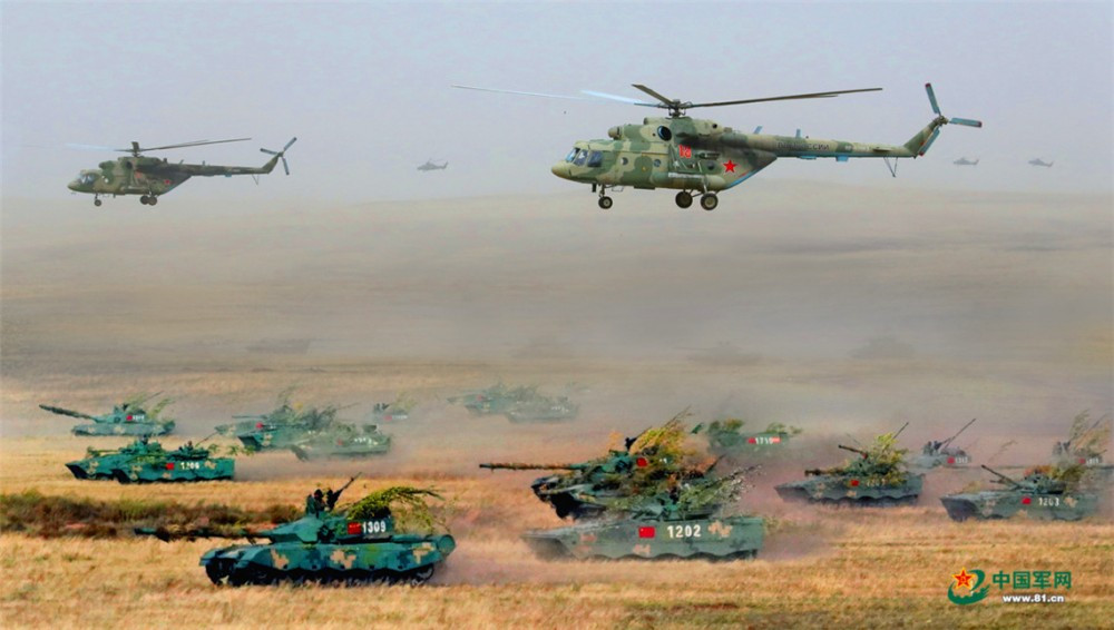 Máy bay trực thăng Nga phối hợp với một nhóm thiết giáp Trung Quốc triển khai đội hình tấn công. Nguồn ảnh: livejournal.