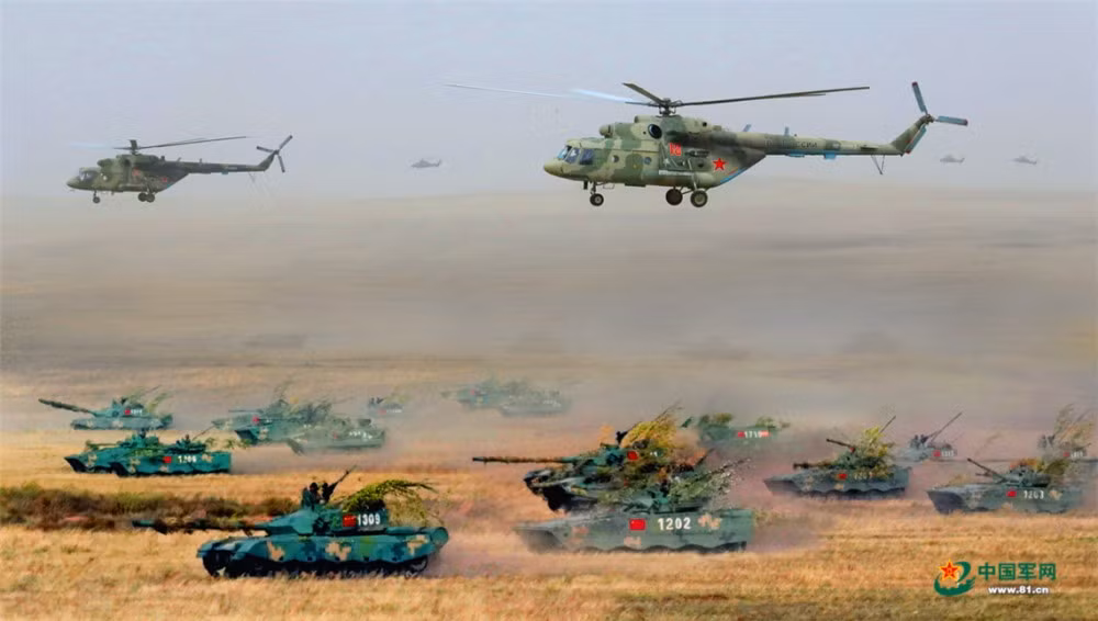 Máy bay trực thăng Nga phối hợp với một nhóm thiết giáp Trung Quốc triển khai đội hình tấn công. Nguồn ảnh: livejournal.