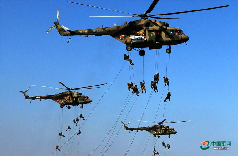 Bộ Quốc phòng Nga cho biết: "Có tới 12.950 binh lính, trong đó có 10.700 binh lính Nga và 2.250 binh lính từ các nước khác; 250 xe tăng, 450 xe chiến đấu bộ binh và xe bọc thép chở quân, 200 hệ thống pháo được triển khai tại các thao trường Donguz, Totsky và Adanak ở phần châu Âu của Nga". Nguồn ảnh: livejournal.