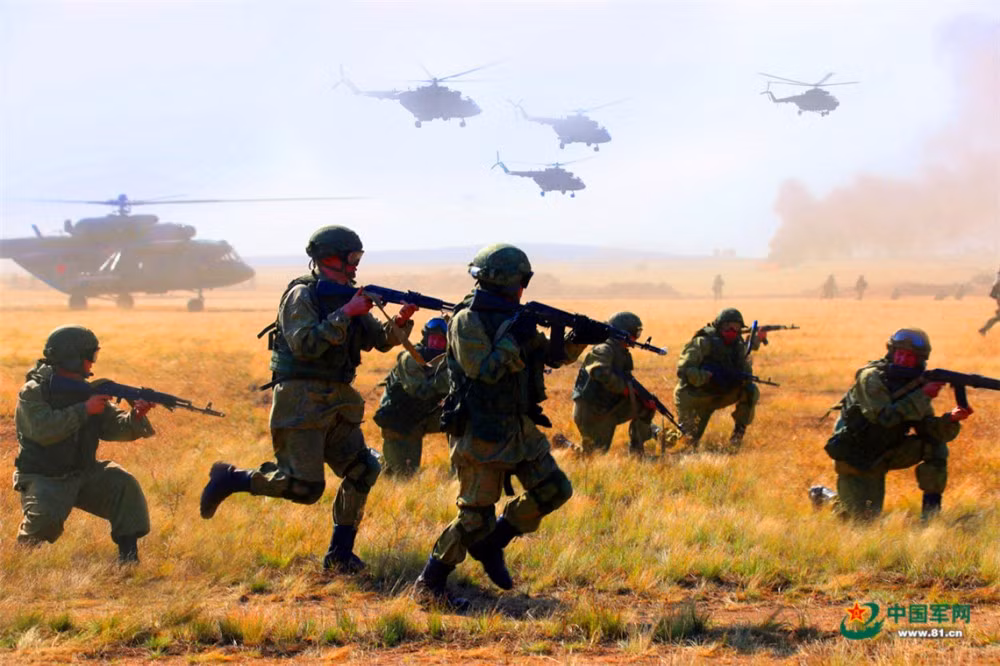 Các hoạt động quân sự tại Center-2019 được chia thành hai giai đoạn. Ở giai đoạn đầu là tập trận chống khủng bố, đẩy lùi các cuộc không kích, trinh sát và hoạt động phòng thủ. Sang giai đoạn hai, binh lính tham gia tập trận sẽ chuyển sang thế tấn công để đánh bại kẻ thù giả định. Nguồn ảnh: livejournal.