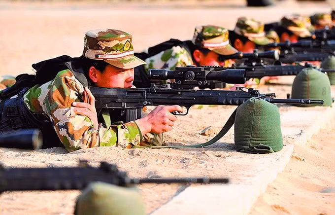 Những người lính bắn tỉa thuộc Cảnh sát vũ trang Trung Quốc phải trải qua nhiều bài tập huấn luyện cực kỳ khắc nghiệt nhưng cũng không kém phần lạ mắt.