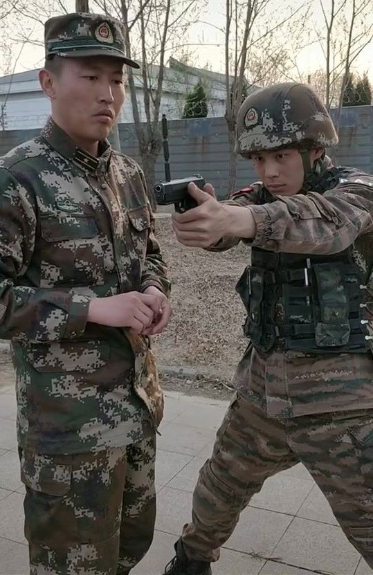 Một bài tập xếp chồng vỏ đạn tương tự nhưng được thực hiện trên khẩu súng ngắn, tác dụng vẫn là luyện tập sự tập trung cũng như độ vững chắc của tay cầm súng.