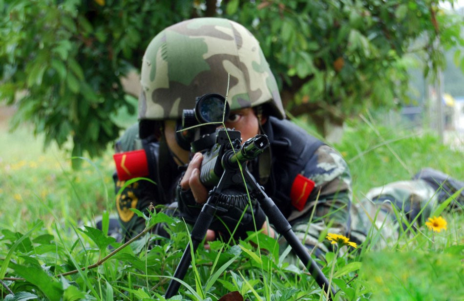 Cảnh sát vũ trang (vũ cảnh) Trung Quốc sau đợt sắp xếp lại tổ chức biên chế hiện có quy mô tới 800.000 quân, được chia thành nhiều binh chủng khác nhau trong đó có lực lượng lính bắn tỉa.