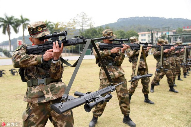 Vũ khí tiêu chuẩn của lính bắn tỉa Vũ cảnh Trung Quốc là khẩu QBU-88 dạng bullpup (băng đạn nằm sau tay cò), nó có khối lượng 4,1 kg; chiều dài 920 mm với nòng dài 460 mm; sử dụng cỡ đạn 5,8 x 42 mm.