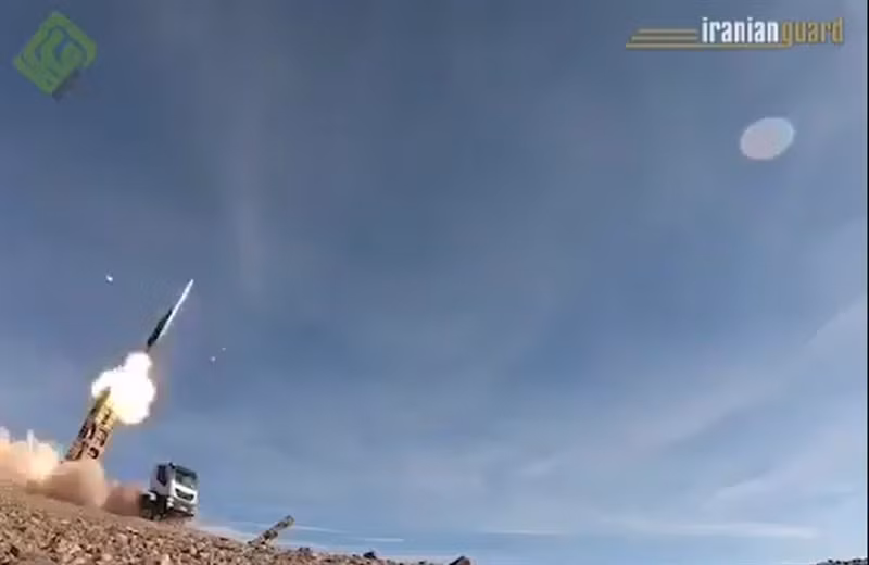 "Hệ thống Bavar-373 đã phóng đi 3 quả đạn đánh chặn và hạ được 3 mục tiêu giả định là tên lửa hành trình, chiến đấu cơ và cả máy bay tấn công không người lái của đối phương", Fars dẫn tuyên bố của IRGC cho biết.