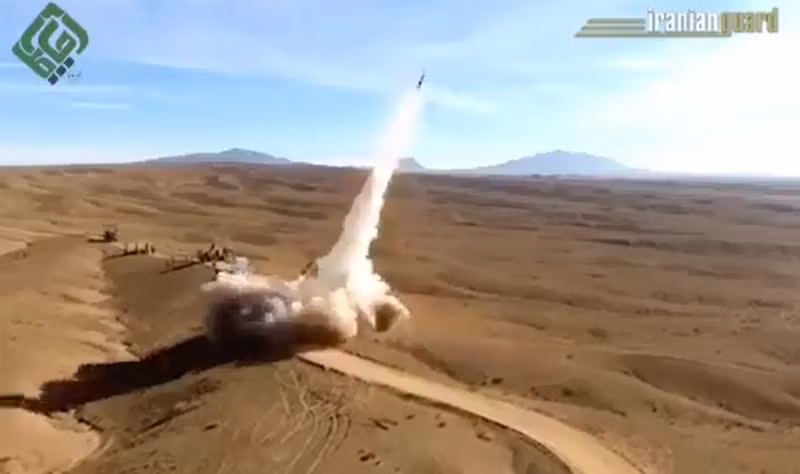 Điều đặc biệt là tất cả những mục tiêu đều bị đánh chặn ở khoảng cách gần tối đa, nguồn tin nhấn mạnh. "Với Bavar-373, lực lượng phòng thủ Iran có thể đánh chặn những mục tiêu xa 200km và ở độ cao tới 27km" với độ chính xác cực cao, Thiếu tướng Hojjatollah Ghoreishi tuyên bố sau cuộc diễn tập.