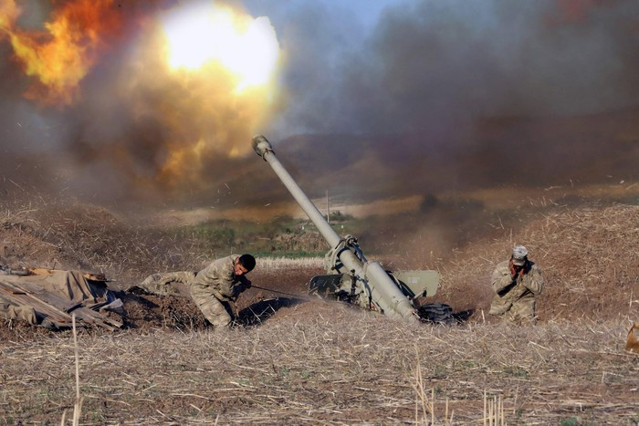 Vấn đề đó là hoặc Nga vẫn giữ được vị thế của một cường quốc và vị thế của người chơi chính trong không gian hậu Xô Viết, hoặc là mất những điều này và Ankara, Washington, Paris, chứ không phải Moskva sẽ thống trị ở Kavkaz.