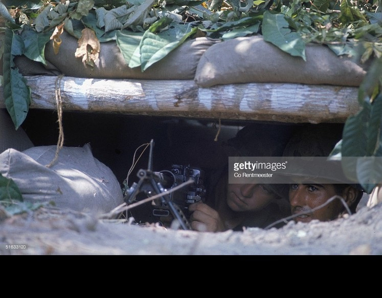 Mặc dù chiếm được ưu thế lớn về quân số, trang bị, thế nhưng quân Mỹ và VNCH đã thất bại thảm hại trước lối đánh du kích của quân giải phóng miền Nam Việt Nam. Sự kết thúc bi thảm của Junction City đã bẻ gãy tham vọng lớn lao của người Mỹ muốn giải quyết cuộc chiến bằng sức mạnh quân sự khổng lồ. Trong ảnh, binh sĩ Sư đoàn 1 sử dụng khẩu M-60 từ chiến hào. Nguồn ảnh: Tạp chí LIFE/Getty Images