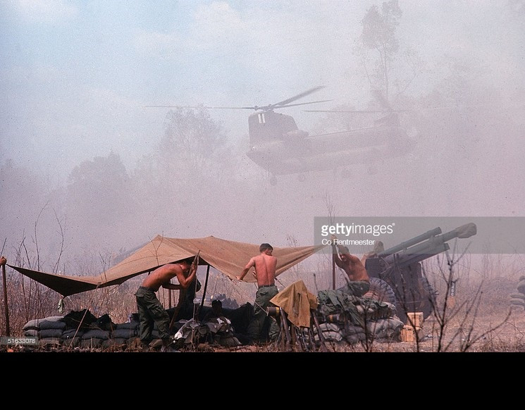 Chiến dịch kéo dài suốt 53 ngày diễn ra trong 2 đợt chính. Đợt 1 từ 22/2-15/3/1967, quân Mỹ-VNCH từ hướng Tây đánh sang, từ hướng Nam đánh lên, hình thành thế bao vây, đánh thọc vào khu căn cứ. Tuy nhiên, phía ta sử dụng lực lượng vũ trang tại chỗ chặn đánh, diệt địch ở Sê Lô, Rùm Đuôn, Ang Khắc, Sóc Ki..., đồng thời đưa lực lượng cơ động đánh vào bên sườn và sau lưng địch ở Trảng A Lân, suối Ông Hùng... Bị thiệt hại nặng, từ ngày 1/3 địch phải dừng lại, đóng chốt dọc đường 22, đường 4. Trong ảnh, trận địa pháo 105mm thuộc Tiểu đoàn 1, Sư đoàn Bộ binh 1, Quân đội Mỹ trong chiến dịch Junction City. Nguồn ảnh: Tạp chí LIFE/Getty Images