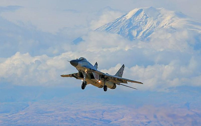 Việc Nga tăng cường tiêm kích MiG-29 cũng như trực thăng tới căn cứ quân sự trên đất Armenia cũng đặt ra nhiều câu hỏi lớn, nhất là khi Moskva không có ý định tham chiến.