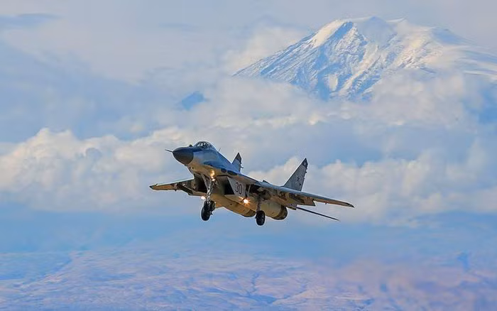 Việc Nga tăng cường tiêm kích MiG-29 cũng như trực thăng tới căn cứ quân sự trên đất Armenia cũng đặt ra nhiều câu hỏi lớn, nhất là khi Moskva không có ý định tham chiến.