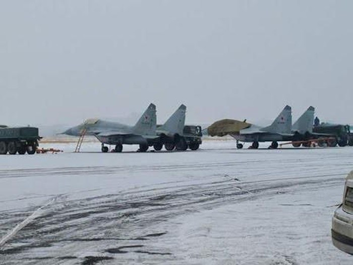 Trong lúc này, các chuyên gia quân sự và những nhà phân tích tình hình khu vực đang liên tưởng tới sự kiện những tiêm kích MiG-29 không có số hiệu mà Bộ Tư lệnh châu Phi của Mỹ khẳng định là của Nga.