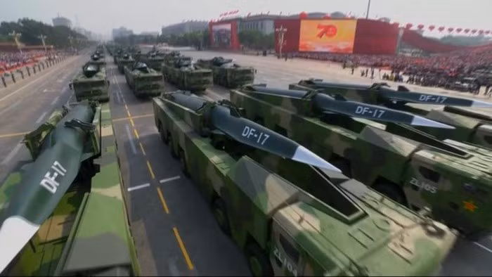 "Tên lửa siêu vượt âm DF-17 sẽ thay thế các mẫu DF-11 và DF-15 cũ hơn vốn được triển khai ở phía đông nam đại lục trong nhiều thập kỷ. Tên lửa mới có tầm bắn xa hơn và độ chính xác cao hơn", nguồn tin cho biết.
