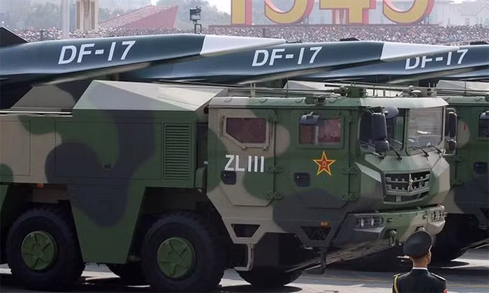 Tên lửa mới DF-17 là loại tên lửa đạn đạo tầm trung di động sử dụng nhiên liệu rắn, có thể vận chuyển một loại phương tiện lướt siêu thanh với tầm bắn khoảng 2.500 km.