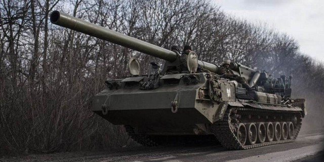 Tổ hợp 2S7 Pion sử dụng khung gầm bánh xích đặc biệt được phát triển riêng, đồng thời cũng có nhiều linh kiện lấy từ xe tăng chiến đấu chủ lực T-72 và T-80.