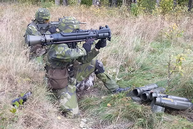 Tốc độ bắn tối đa của Carl-Gustaf M4 lên tới 6 viên mỗi phút. Tầm bắn hiệu quả đối với mục tiêu xe tăng tối đa 400 mét (tùy thuộc loại xe tăng). Trong khi đó tầm bắn hiệu quả với các mục tiêu bất động như công sự, nhà cửa, chiến hào,... có thể lên tới 1000 mét.