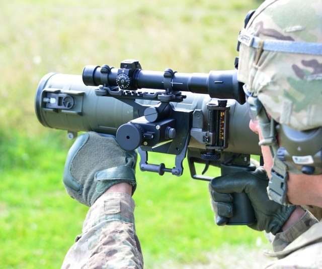 Tạo hỏa lực mạnh đến cấp trung đội khi tác chiến trong môi trường bất thuận, ít được hỗ trợ từ bên ngoài. Ngoài ra, hỏa thần vác vai này còn dễ vận hành, dễ sử dụng kể cả cho huấn luyện lẫn cho mục đích chiến đấu.