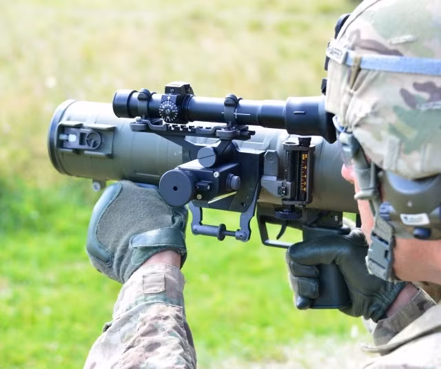 Tạo hỏa lực mạnh đến cấp trung đội khi tác chiến trong môi trường bất thuận, ít được hỗ trợ từ bên ngoài. Ngoài ra, hỏa thần vác vai này còn dễ vận hành, dễ sử dụng kể cả cho huấn luyện lẫn cho mục đích chiến đấu.