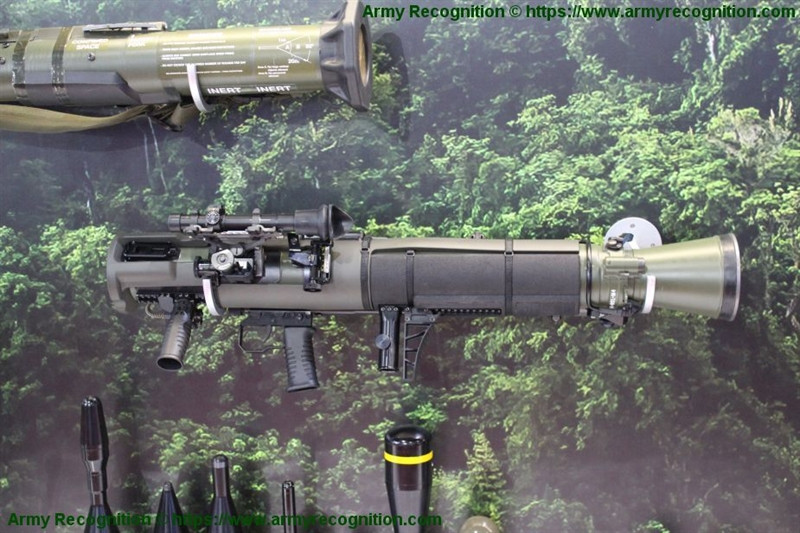 Điều đặc biệt là cùng với mua mới, Mỹ và Thụy điển còn ký thỏa thuận hợp tác cùng sản xuất Carl-Gustaf ở Mỹ. Tại Mỹ, khẩu Carl-Gustaf M4 được đánh giá rất cao và được biết đến với tên gọi là M3E1, hay vũ khí cá nhân đa nhiệm mới. Đặc biệt, chúng được dùng để thay thế cho khẩu M72 LAW do Mỹ sản xuất hiện có trong trang bị.