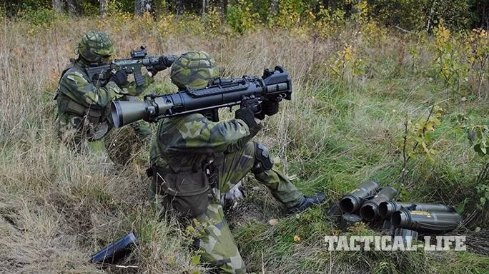 Sử dụng cỡ đạn 84x246mm, mỗi viên đạn của súng chống tăng Carl-Gustaf M4 có trọng lượng từ 3,1 tới 4kg tùy từng loại đầu đạn. Sơ tốc đầu nòng của M4 cũng thay đổi tùy từng loại đạn mà nó sử dụng, từ 230 tới 255 mét/s.