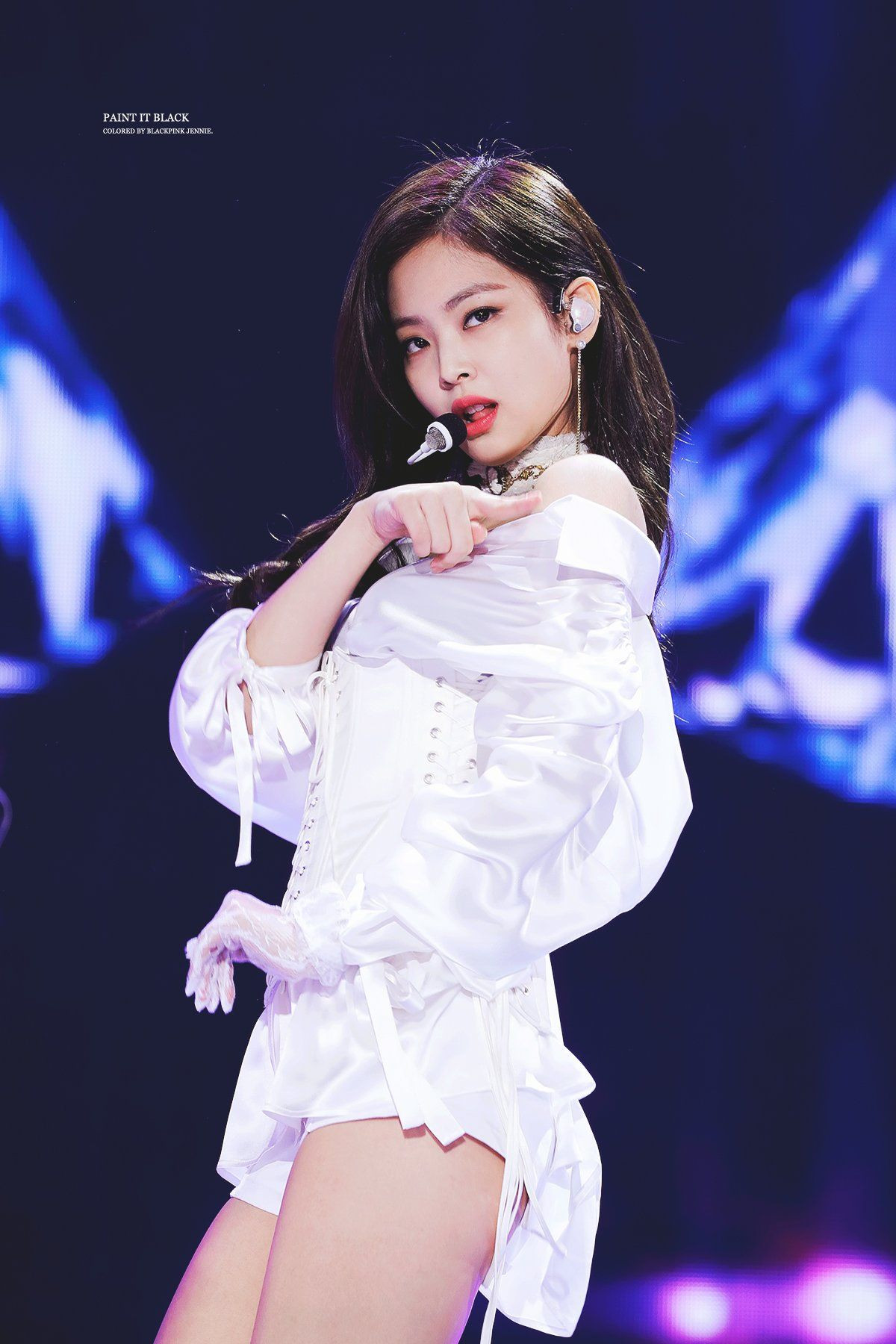 Jennie (Black Pink) diện váy trắng siêu ngắn khi lên sân khấu.