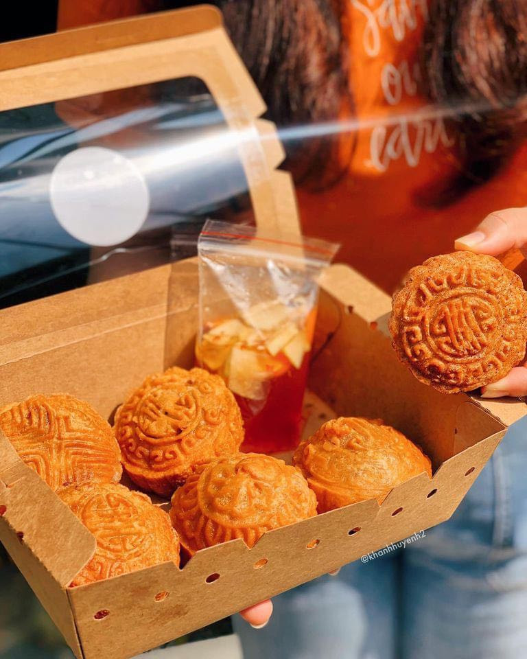 Bánh rán mặn ăn cùng nước chấm chua ngọt và nộm đu đủ cực kích thích vị giác.