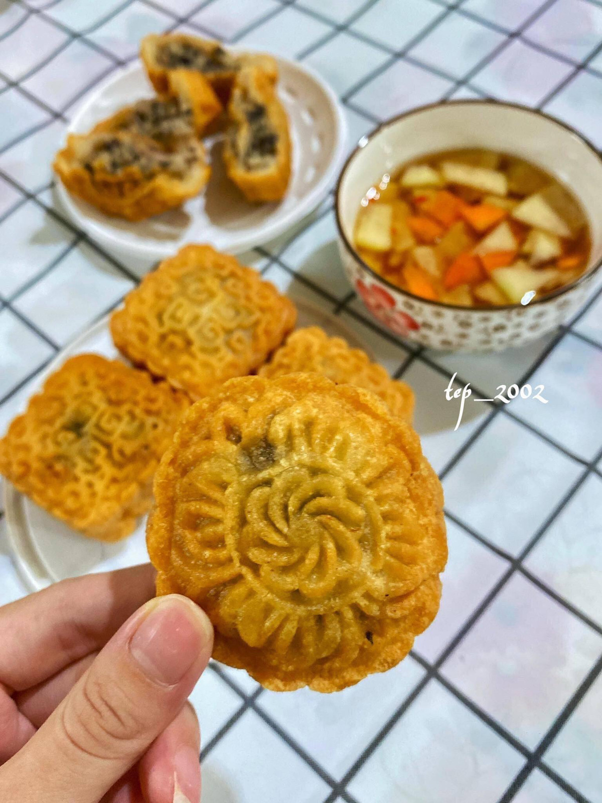 Vừa xuất hiện, chiếc bánh rán mặn độc đáo này đã gây sốt và được các bạn trẻ thi nhau check in trên mạng xã hội.