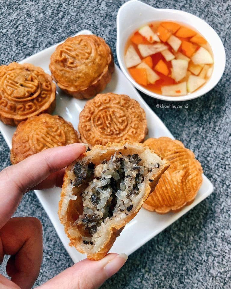 Tuy nhiên bên trong lại là nhân thịt mộc nhĩ đầy ắp.