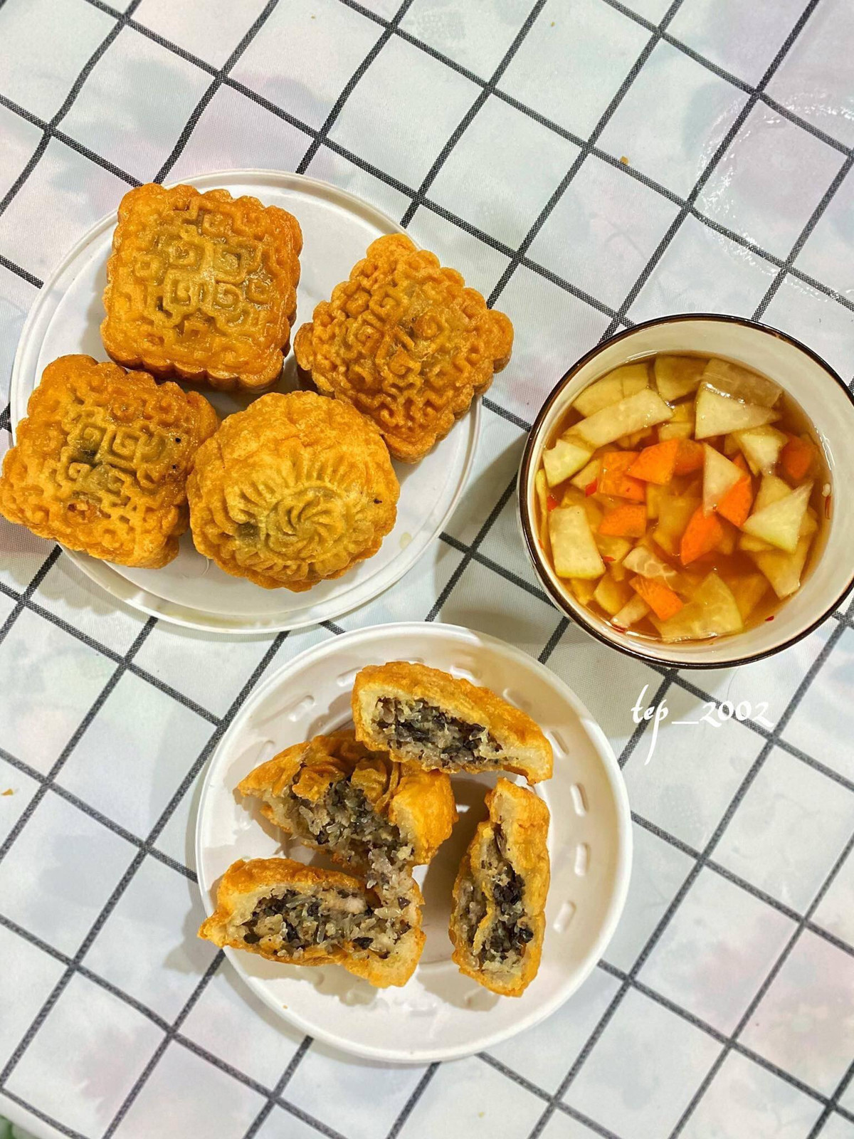 Chiếc bánh có lớp vỏ giòn tan, không hề bị úng mỡ nên không gây cảm giác ngấy khi ăn, phần nhân là thịt xào cùng miến, mộc nhĩ thơm nức mũi.