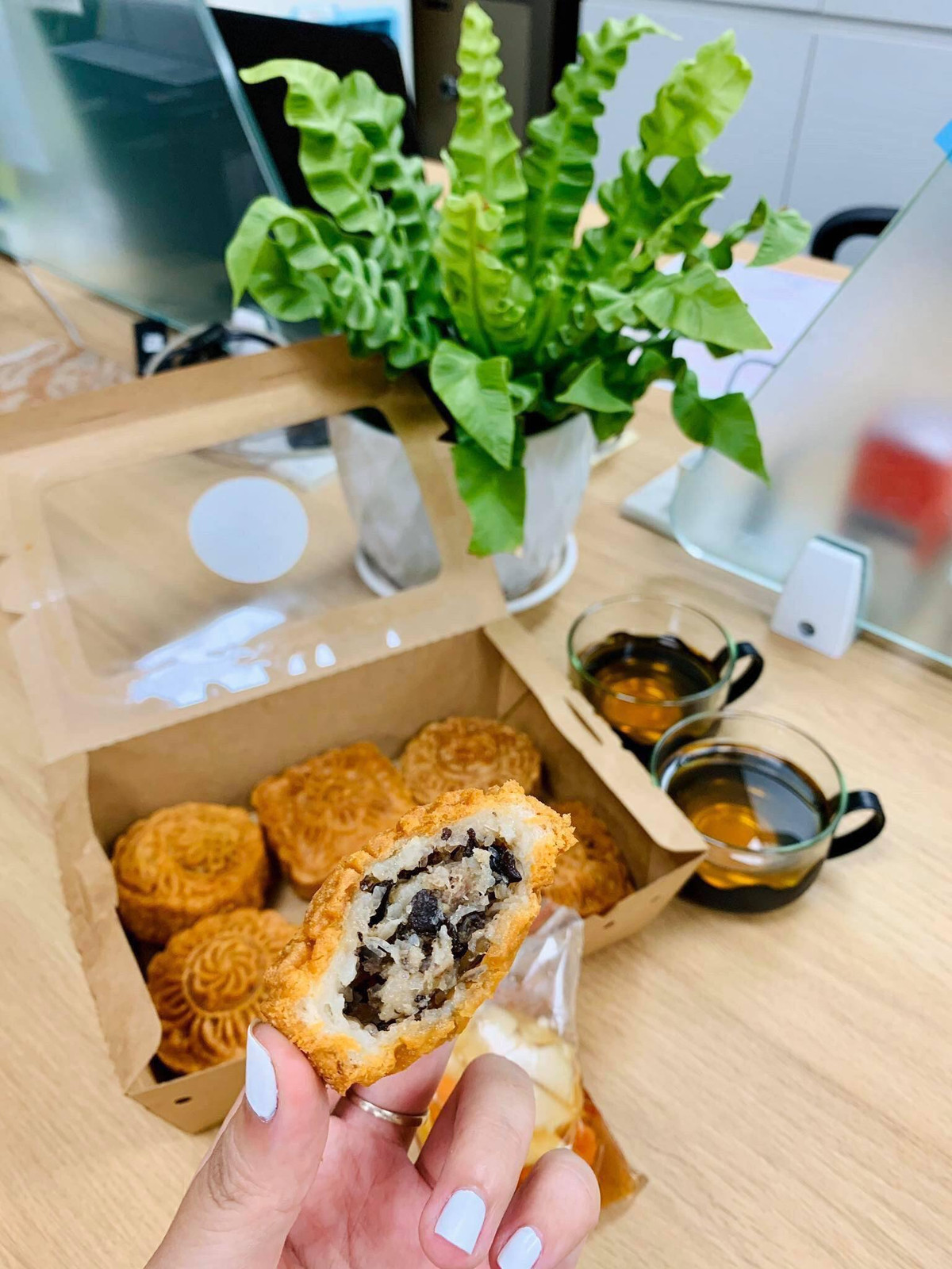 Vào những ngày Hà Nội trở lạnh, cầm trên tay chiếc bánh nóng hổi, thơm lừng cực gây nghiện.