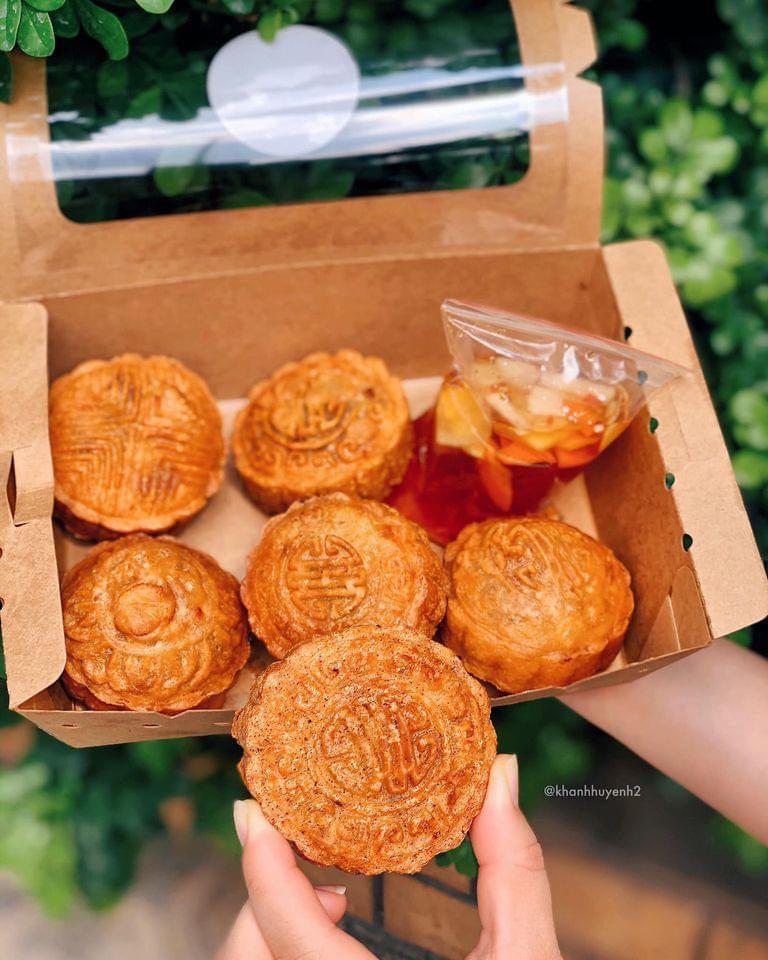 Đây là những chiếc bánh rán mặn hình bánh trung thu đang gây sốt trên thị trường.