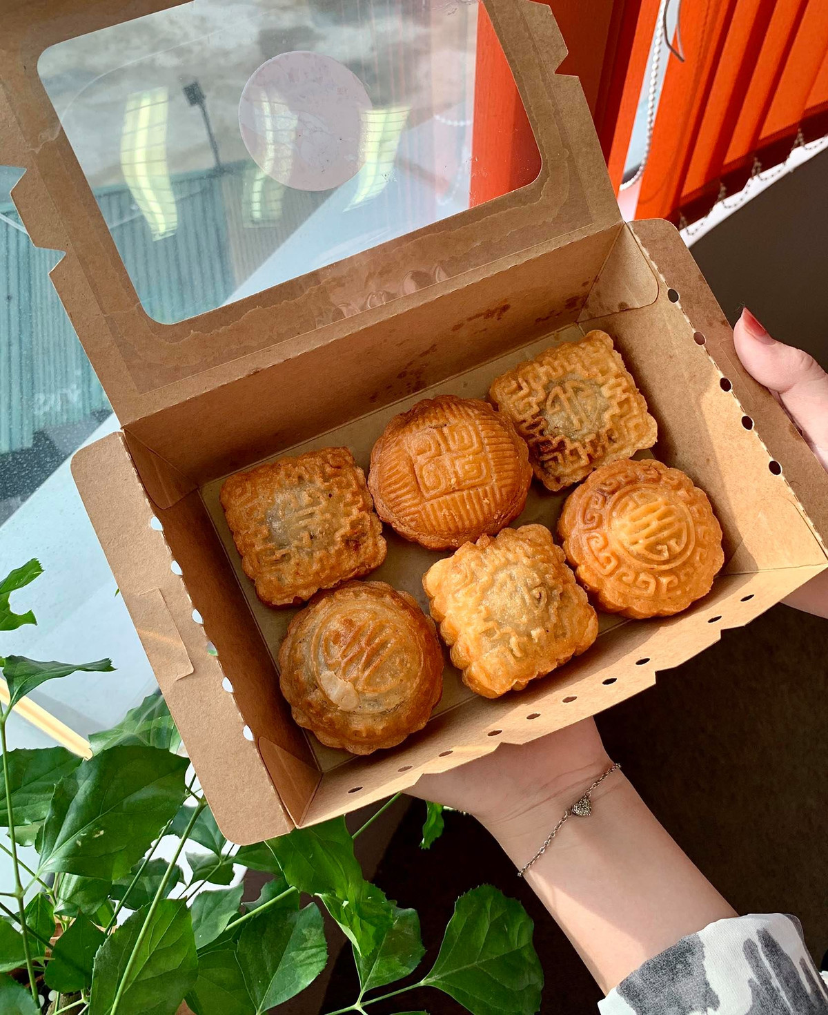 Những chiếc bánh vàng ruộm giống những chiếc bánh nướng trung thu thông thường,