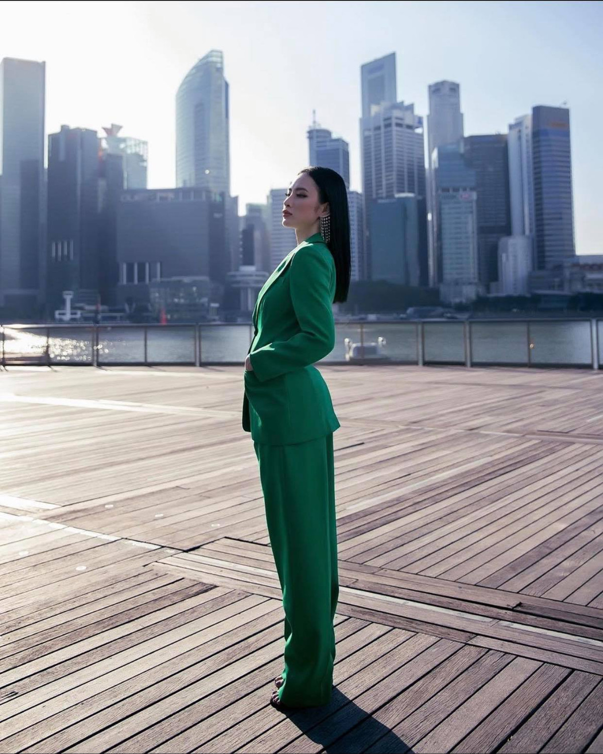 Luôn lựa chọn trang phục kín đáo, khác hẳn với đời sống nhiều thị phi trước đây của nữ diễn viên.