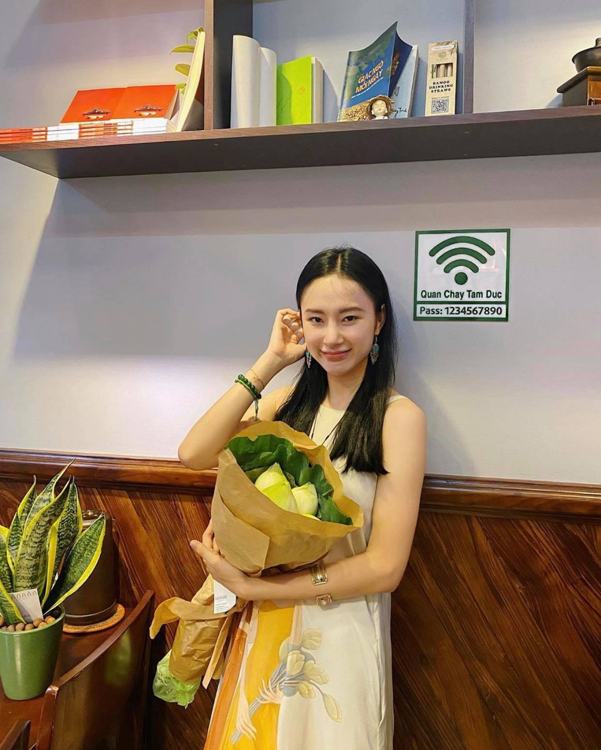 Cô nàng còn có niềm đam mê với hoa sen khi sở hữu nhiều trang phục có họa tiết này.